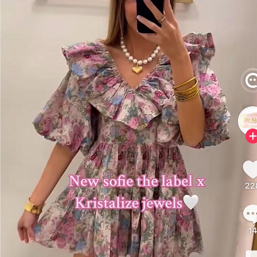 Chic Floral Mini Dress with Ruffle Detail - Picture 2 of 3